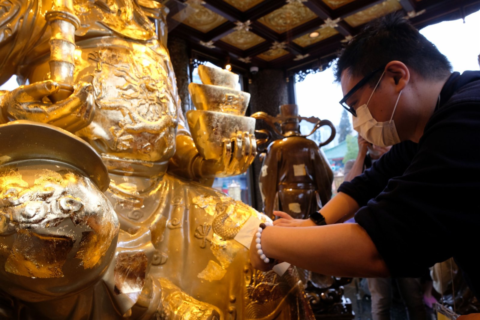 在設計方面，財神宮亦加入了不少道教元素，以玻璃為主要用料，配以銅鑄的「龍柱」，打破傳統殿堂光線不足、昏暗的現象，減少燈光裝置裝設，體現道教自然環保的理念。（大公文匯全媒體記者 麥鈞傑 攝）