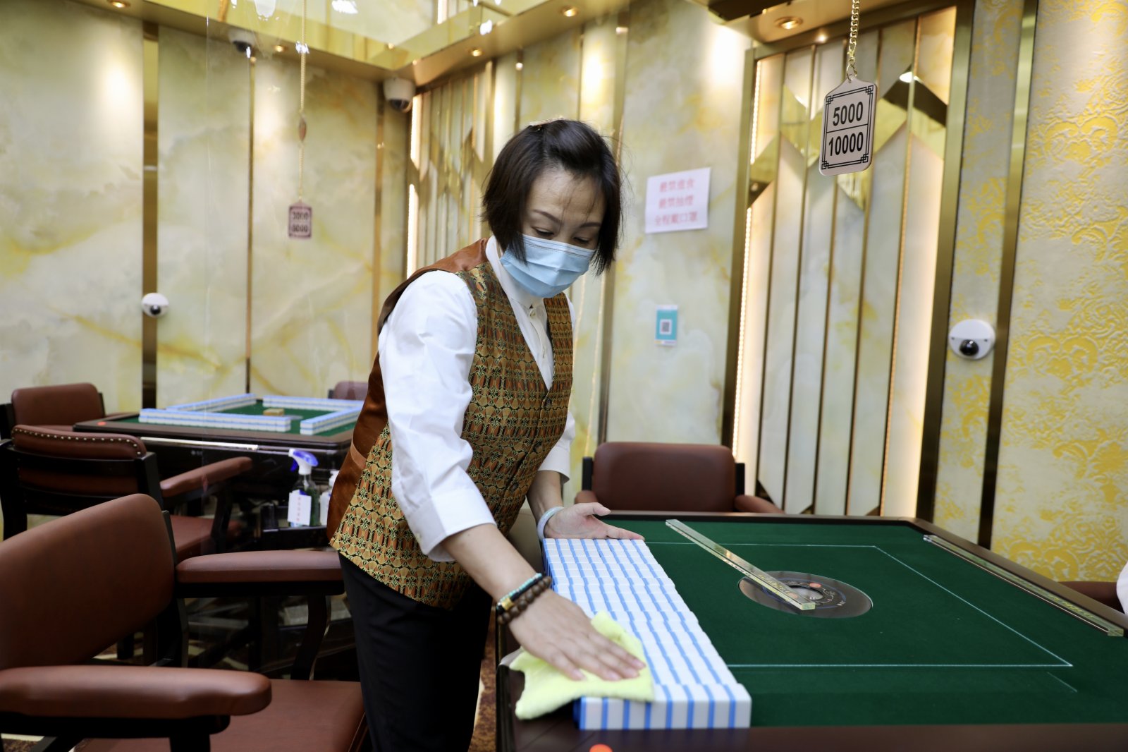 政府推出「疫苗氣泡」,三輪被勒令停業長達8個月的麻將業將於明日(29日)有條件復業。麻將業今日在灣仔濠江麻雀娛樂公司舉行記者會,港九麻雀商會主席高建鑾表示,業界對復工感到欣喜,早於3月底已開始呼籲員工接種疫苗,現時麻將館員工接種率達70%。除了員工願接種疫苗,麻將館亦會遵守防疫措施,督促客人使用「安心出行」,全程戴口罩,禁止在處所內飲食,而在每次房間換客時會徹底消毒麻將及房內其他用具等。立法會議員邵家輝則表示,希望政府有關「疫苗氣泡」措施,可以讓業界盡快全面復工,讓經濟及民生早日重回正軌。(大公文匯全媒體記者李斯哲攝) 政府推出「疫苗氣泡」,三輪被勒令停業長達8個月的麻將業將於明日(29日)有條件復業。麻將業今日在灣仔濠江麻雀娛樂公司舉行記者會,港九麻雀商會主席高建鑾表示,業界對復工感到欣喜,早於3月底已開始呼籲員工接種疫苗,現時麻將館員工接種率達70%。除了員工願接種疫苗,麻將館亦會遵守防疫措施,督促客人使用「安心出行」,全程戴口罩,禁止在處所內飲食,而在每次房間換客時會徹底消毒麻將及房內其他用具等。立法會議員邵家輝則表示,希望政府有關「疫苗氣泡」措施,可以讓業界盡快全面復工,讓經濟及民生早日重回正軌。(大公文匯全媒體記者李斯哲攝)