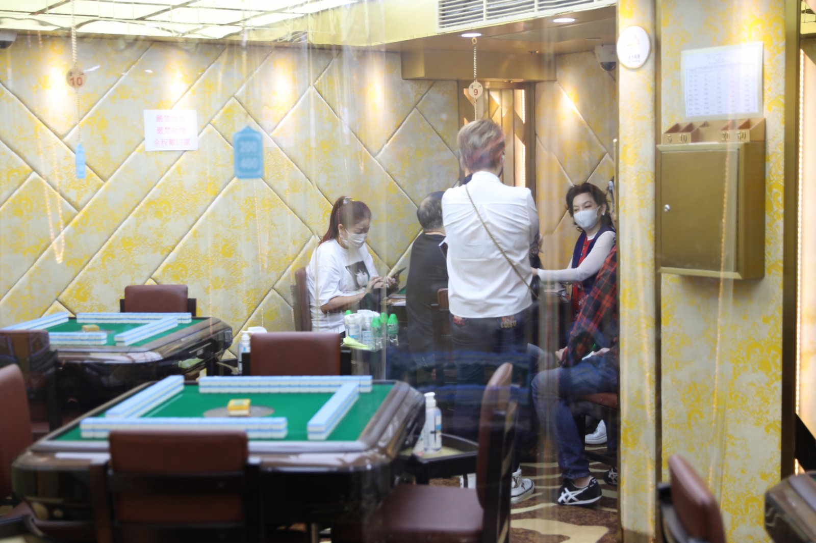 政府推出「疫苗氣泡」,三輪被勒令停業長達8個月的麻將業將於明日(29日)有條件復業。麻將業今日在灣仔濠江麻雀娛樂公司舉行記者會,港九麻雀商會主席高建鑾表示,業界對復工感到欣喜,早於3月底已開始呼籲員工接種疫苗,現時麻將館員工接種率達70%。除了員工願接種疫苗,麻將館亦會遵守防疫措施,督促客人使用「安心出行」,全程戴口罩,禁止在處所內飲食,而在每次房間換客時會徹底消毒麻將及房內其他用具等。立法會議員邵家輝則表示,希望政府有關「疫苗氣泡」措施,可以讓業界盡快全面復工,讓經濟及民生早日重回正軌。(大公文匯全媒體記者李斯哲攝) 政府推出「疫苗氣泡」,三輪被勒令停業長達8個月的麻將業將於明日(29日)有條件復業。麻將業今日在灣仔濠江麻雀娛樂公司舉行記者會,港九麻雀商會主席高建鑾表示,業界對復工感到欣喜,早於3月底已開始呼籲員工接種疫苗,現時麻將館員工接種率達70%。除了員工願接種疫苗,麻將館亦會遵守防疫措施,督促客人使用「安心出行」,全程戴口罩,禁止在處所內飲食,而在每次房間換客時會徹底消毒麻將及房內其他用具等。立法會議員邵家輝則表示,希望政府有關「疫苗氣泡」措施,可以讓業界盡快全面復工,讓經濟及民生早日重回正軌。(大公文匯全媒體記者李斯哲攝)