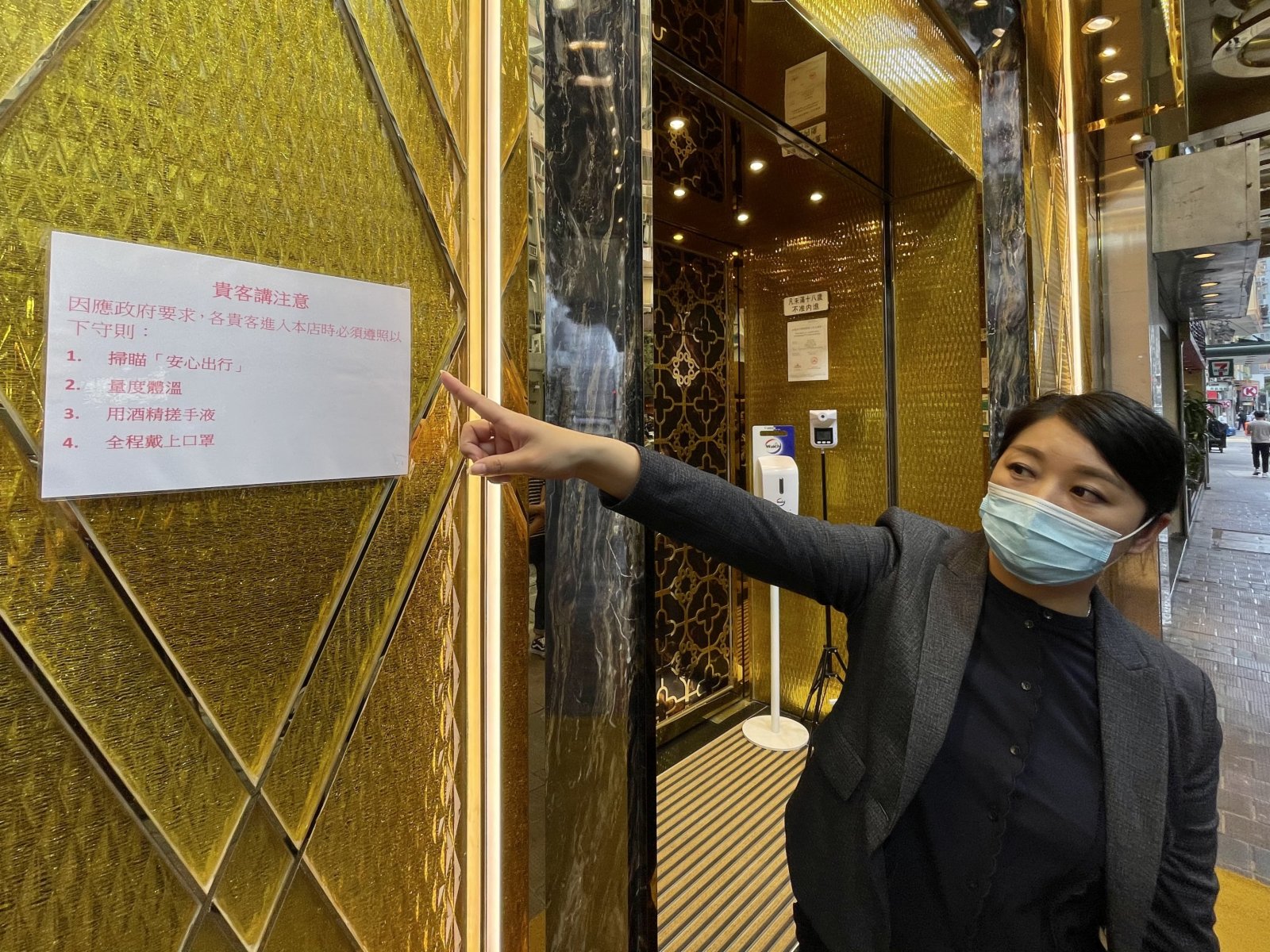 政府推出「疫苗氣泡」,三輪被勒令停業長達8個月的麻將業將於明日(29日)有條件復業。麻將業今日在灣仔濠江麻雀娛樂公司舉行記者會,港九麻雀商會主席高建鑾表示,業界對復工感到欣喜,早於3月底已開始呼籲員工接種疫苗,現時麻將館員工接種率達70%。除了員工願接種疫苗,麻將館亦會遵守防疫措施,督促客人使用「安心出行」,全程戴口罩,禁止在處所內飲食,而在每次房間換客時會徹底消毒麻將及房內其他用具等。立法會議員邵家輝則表示,希望政府有關「疫苗氣泡」措施,可以讓業界盡快全面復工,讓經濟及民生早日重回正軌。(大公文匯全媒體記者李斯哲攝) 政府推出「疫苗氣泡」,三輪被勒令停業長達8個月的麻將業將於明日(29日)有條件復業。麻將業今日在灣仔濠江麻雀娛樂公司舉行記者會,港九麻雀商會主席高建鑾表示,業界對復工感到欣喜,早於3月底已開始呼籲員工接種疫苗,現時麻將館員工接種率達70%。除了員工願接種疫苗,麻將館亦會遵守防疫措施,督促客人使用「安心出行」,全程戴口罩,禁止在處所內飲食,而在每次房間換客時會徹底消毒麻將及房內其他用具等。立法會議員邵家輝則表示,希望政府有關「疫苗氣泡」措施,可以讓業界盡快全面復工,讓經濟及民生早日重回正軌。(大公文匯全媒體記者李斯哲攝)