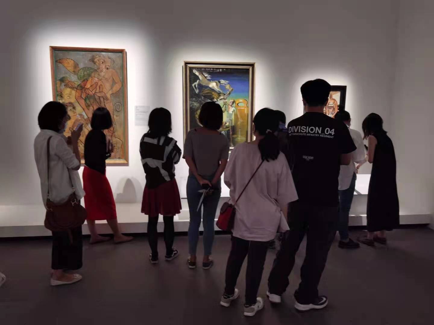 市民參觀「超現實之外——巴黎龐比度中心藏品展」。