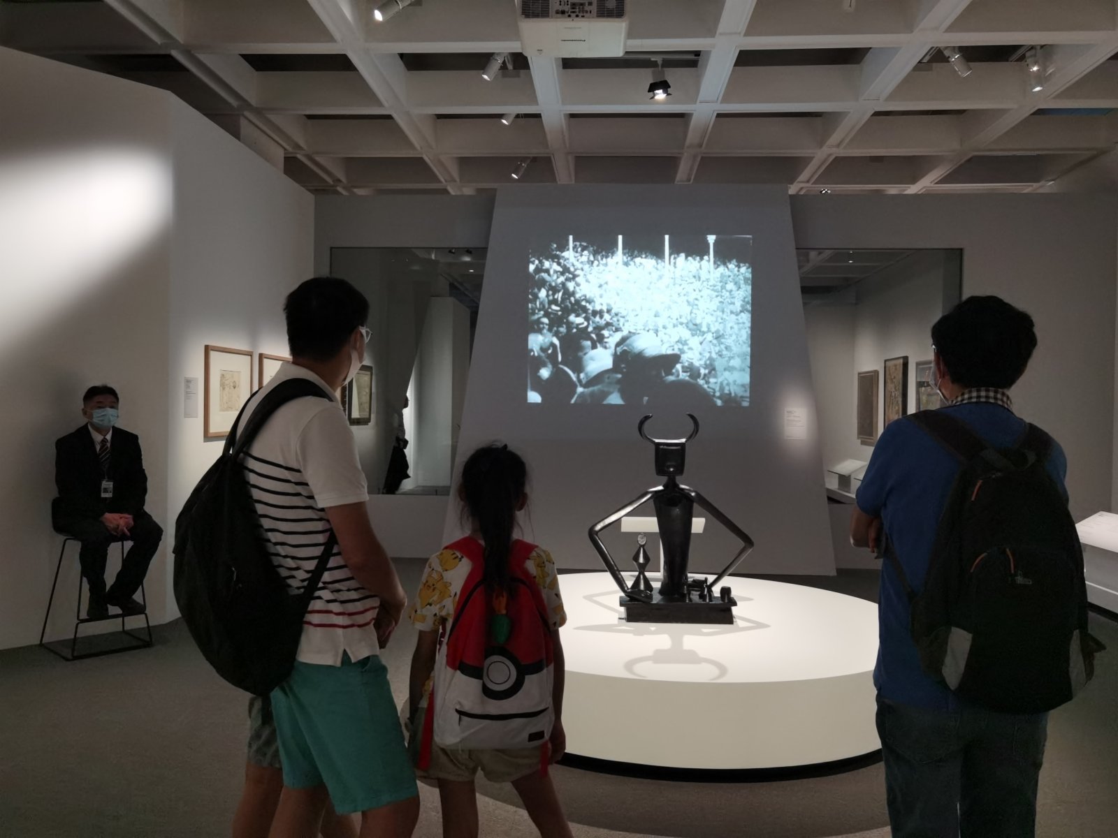 市民參觀「超現實之外——巴黎龐比度中心藏品展」。