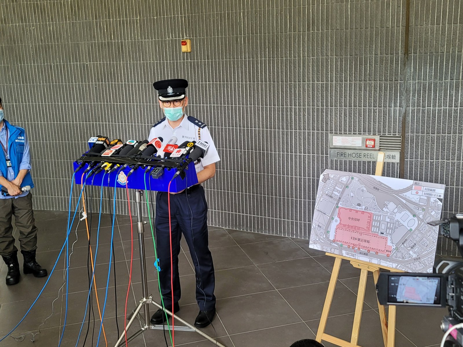 警方就6月4日下午至晚上維多利亞公園的保安安排會見傳媒。維園中央草坪、1至6號足球場、籃球場和往來中央圖書館的天橋，及部分維園內通道封閉，下午二時生效。呼籲市民如無必要，不要前往維園。警方視乎情況，如果情況惡劣，不排除封閉更多地方。
（大公文匯全媒體記者 何燊亮 攝）