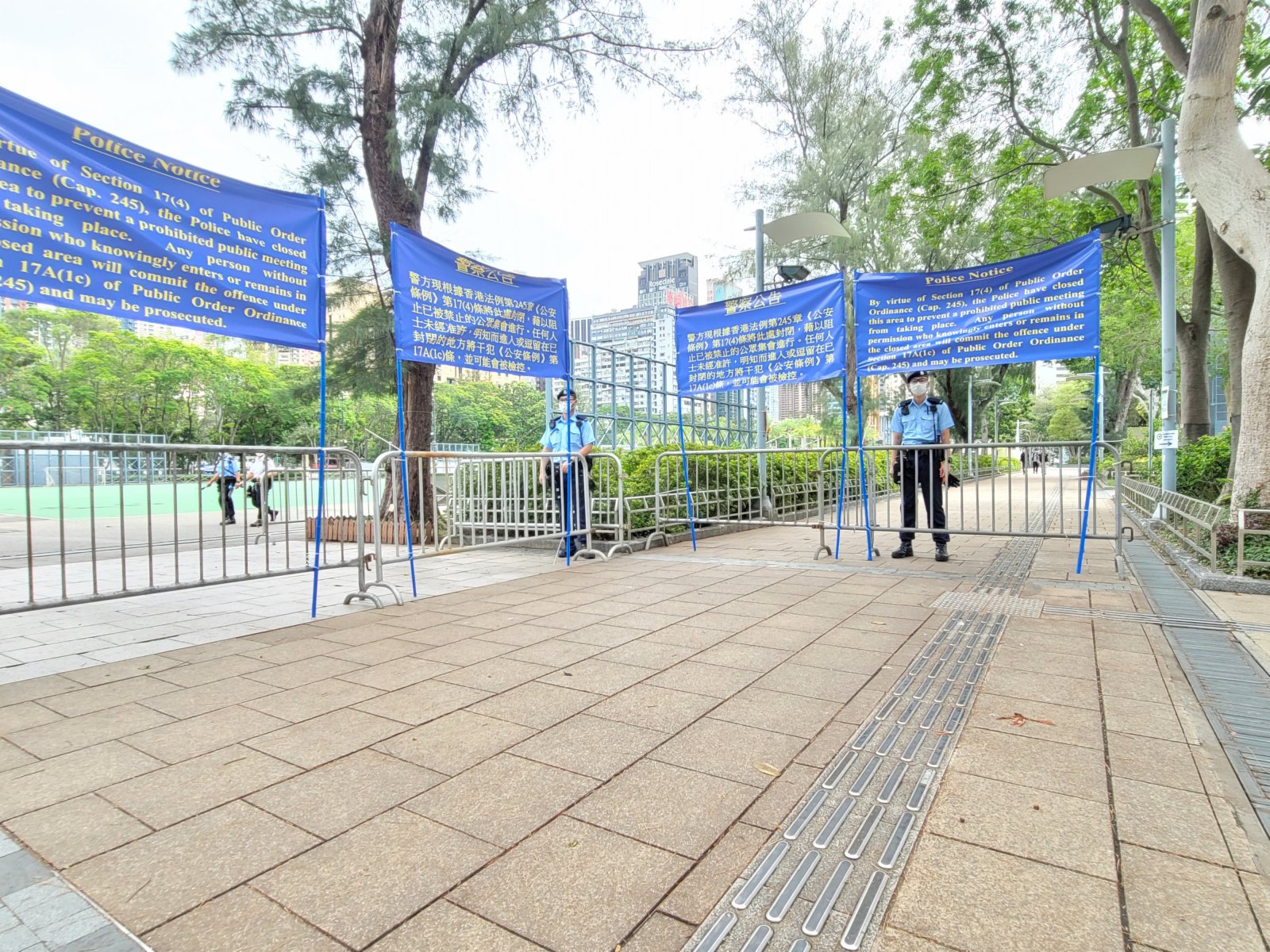 警方就6月4日下午至晚上維多利亞公園的保安安排會見傳媒。維園中央草坪、1至6號足球場、籃球場和往來中央圖書館的天橋，及部分維園內通道封閉，下午二時生效。呼籲市民如無必要，不要前往維園。警方視乎情況，如果情況惡劣，不排除封閉更多地方。
（大公文匯全媒體記者 何燊亮 攝）