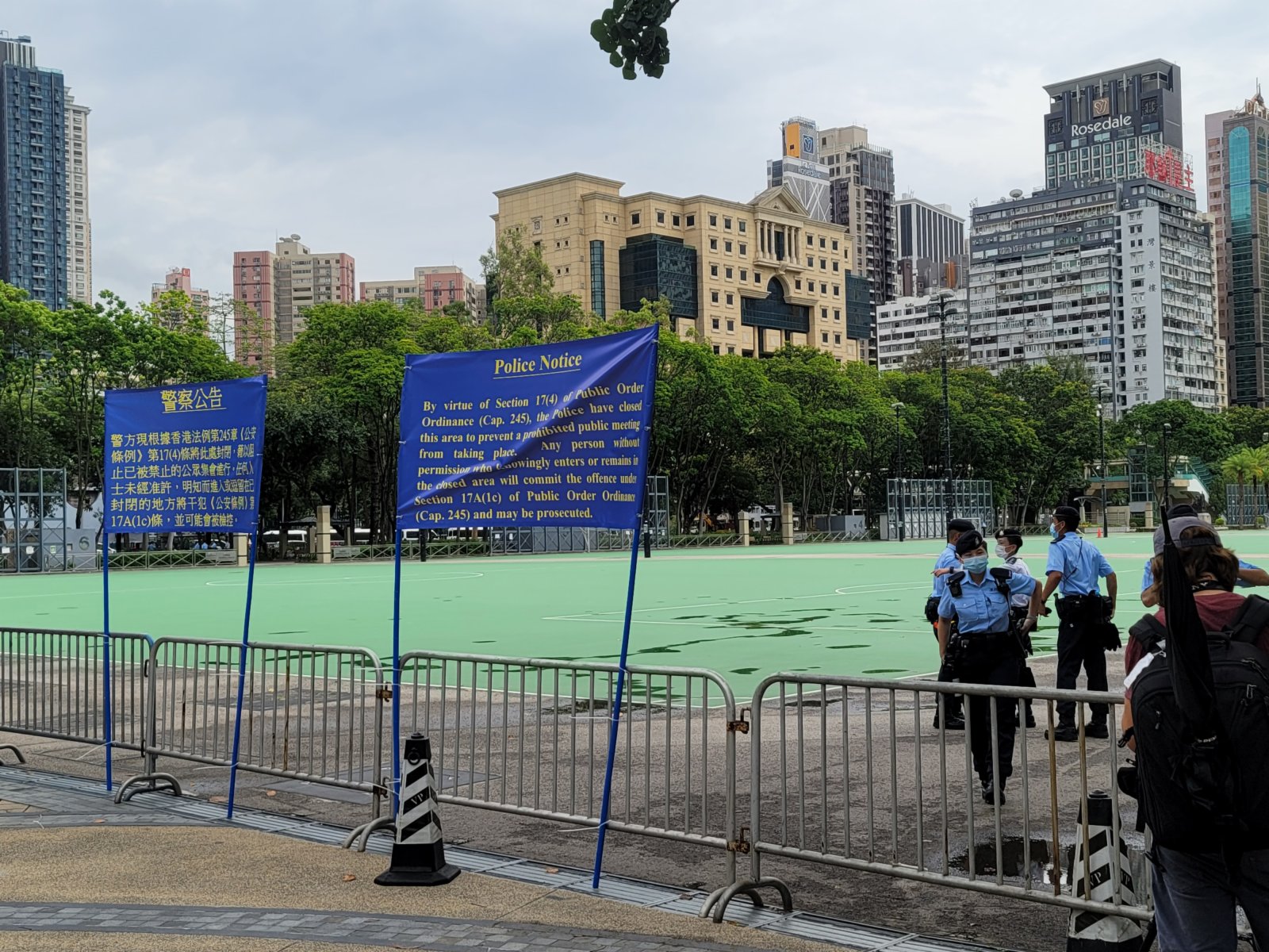 警方就6月4日下午至晚上維多利亞公園的保安安排會見傳媒。維園中央草坪、1至6號足球場、籃球場和往來中央圖書館的天橋，及部分維園內通道封閉，下午二時生效。呼籲市民如無必要，不要前往維園。警方視乎情況，如果情況惡劣，不排除封閉更多地方。
（大公文匯全媒體記者 何燊亮 攝）