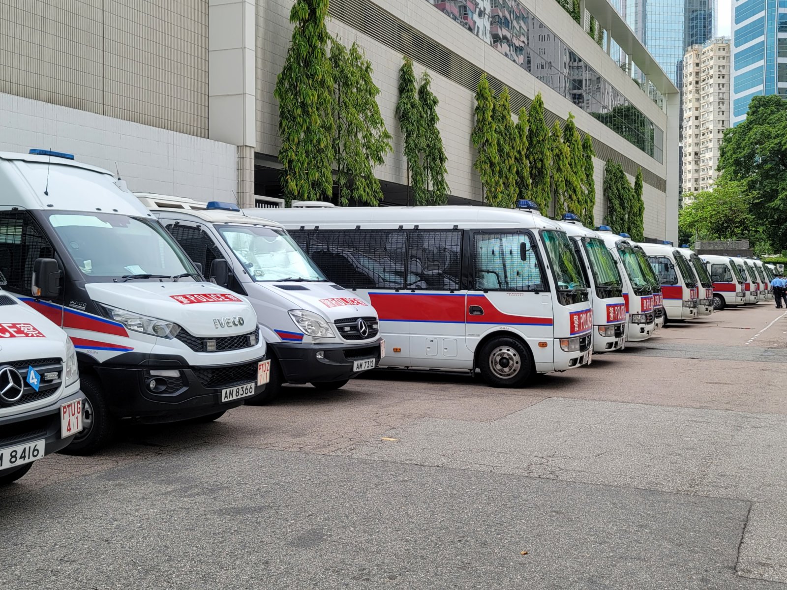 警方就6月4日下午至晚上維多利亞公園的保安安排會見傳媒。維園中央草坪、1至6號足球場、籃球場和往來中央圖書館的天橋，及部分維園內通道封閉，下午二時生效。呼籲市民如無必要，不要前往維園。警方視乎情況，如果情況惡劣，不排除封閉更多地方。
（大公文匯全媒體記者 何燊亮 攝）