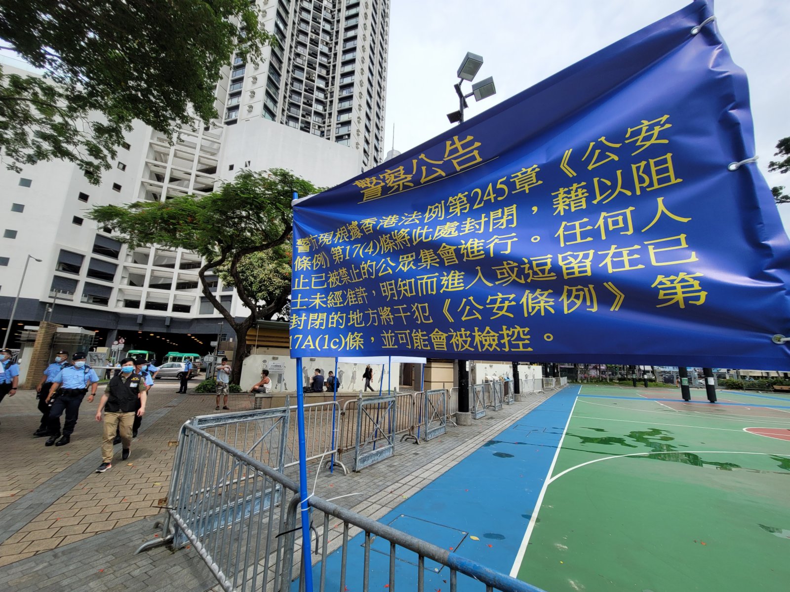 警方就6月4日下午至晚上維多利亞公園的保安安排會見傳媒。維園中央草坪、1至6號足球場、籃球場和往來中央圖書館的天橋，及部分維園內通道封閉，下午二時生效。呼籲市民如無必要，不要前往維園。警方視乎情況，如果情況惡劣，不排除封閉更多地方。
（大公文匯全媒體記者 何燊亮 攝）