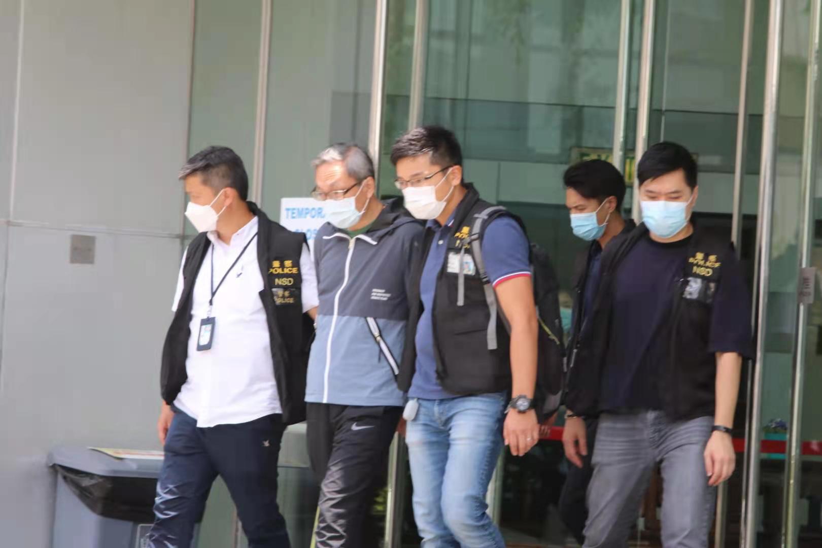 壹傳媒集團行政總裁張劍虹被押送離開大樓。(香港文匯報記者攝) 壹傳媒集團行政總裁張劍虹被押送離開大樓。(香港文匯報記者攝)