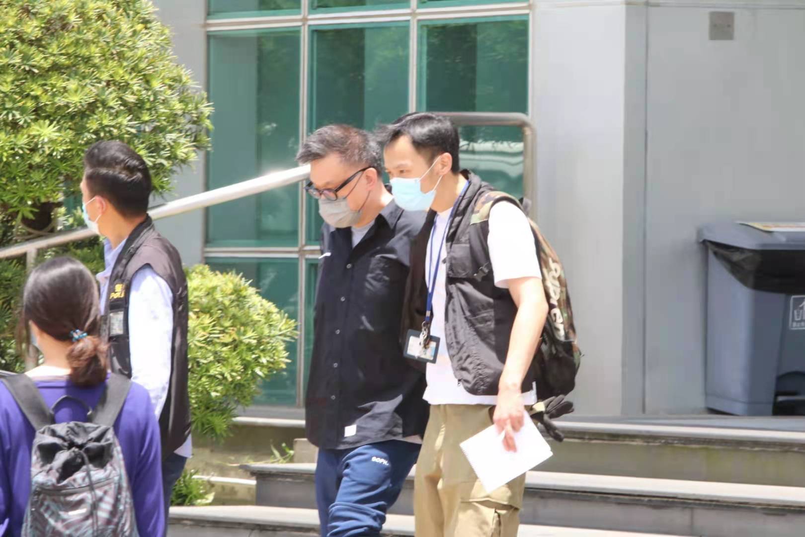 《蘋果日報》執行總編輯張志偉被押送離開大樓。(香港文匯報記者攝) 《蘋果日報》執行總編輯張志偉被押送離開大樓。(香港文匯報記者攝)