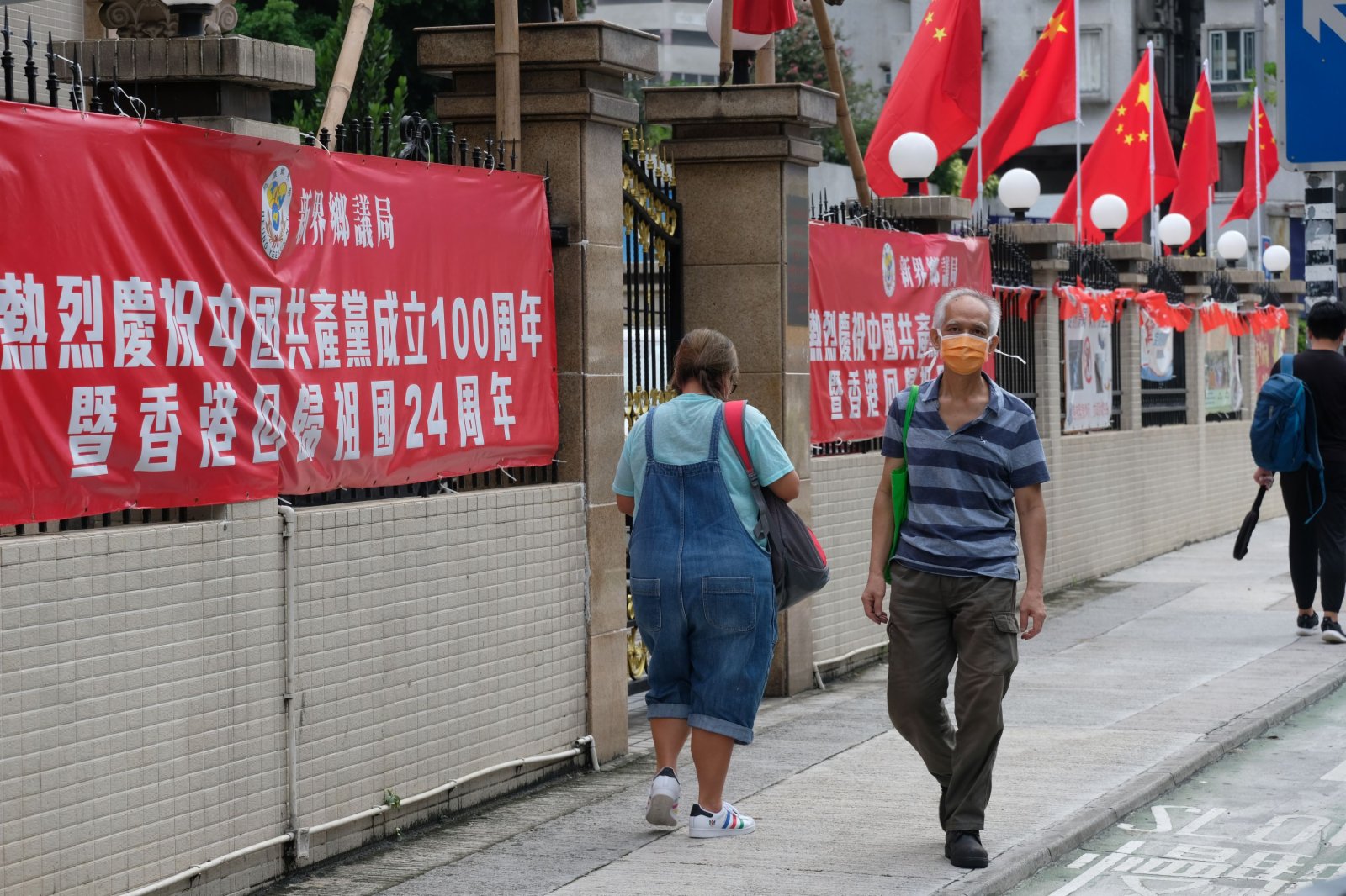 今年7月1日是中國共產黨成立100周年和香港回歸祖國24周年紀念日。香港新界元朗、大埔等地多處建築物上和道路旁都有人掛出喜慶花牌和橫幅，慶祝建黨百年及香港回歸。

（大公文匯全媒體記者麥鈞傑攝）