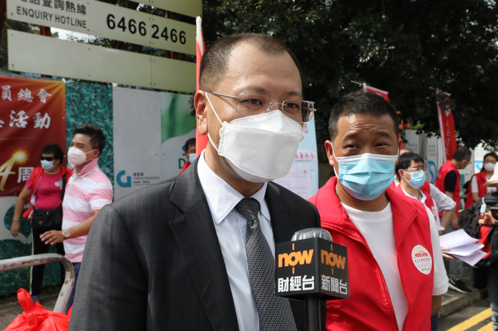 的總於麗港城石油氣加油站派禮品包給業界，共同慶祝香港回歸祖國24周年。
（大公文匯全媒體記者 萬霜靈 攝）