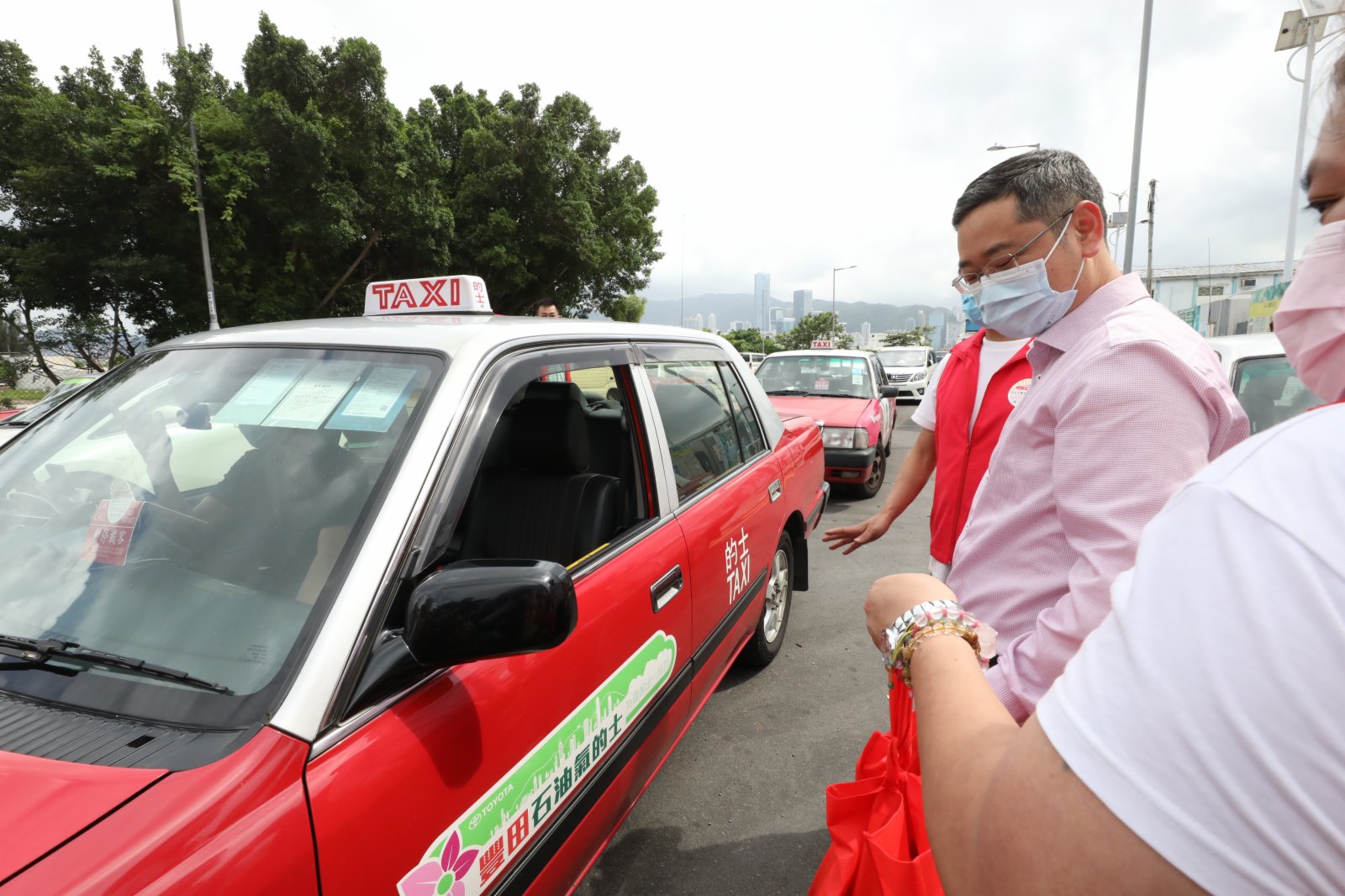 的總於麗港城石油氣加油站派禮品包給業界，共同慶祝中國共產黨成立100周年與香港回歸祖國24周年。
（大公文匯全媒體記者 萬霜靈 攝）