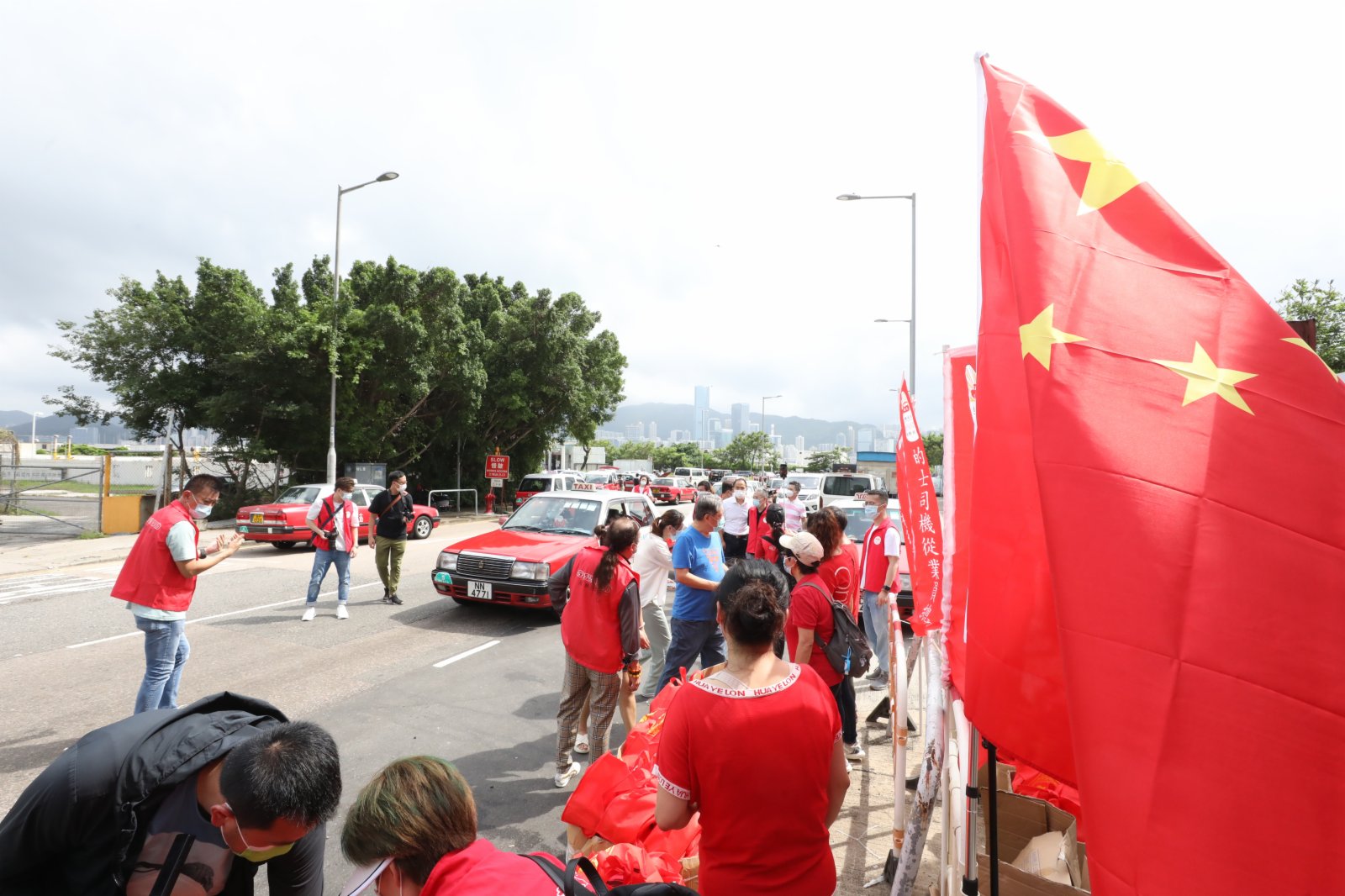 的總於麗港城石油氣加油站派禮品包給業界，共同慶祝香港回歸祖國24周年。
（大公文匯全媒體記者 萬霜靈 攝）