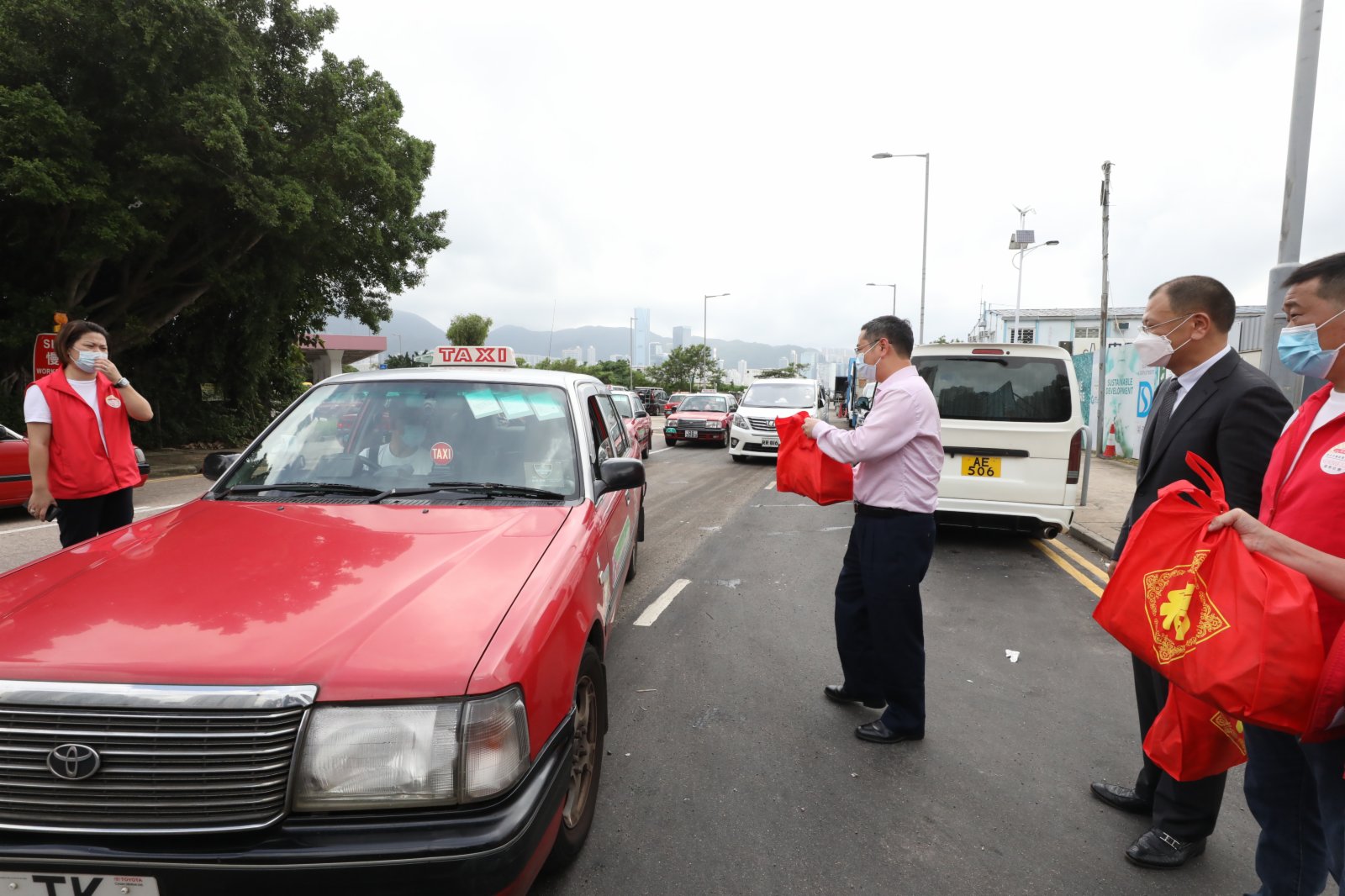 的總於麗港城石油氣加油站派禮品包給業界，共同慶祝香港回歸祖國24周年。
（大公文匯全媒體記者 萬霜靈 攝）