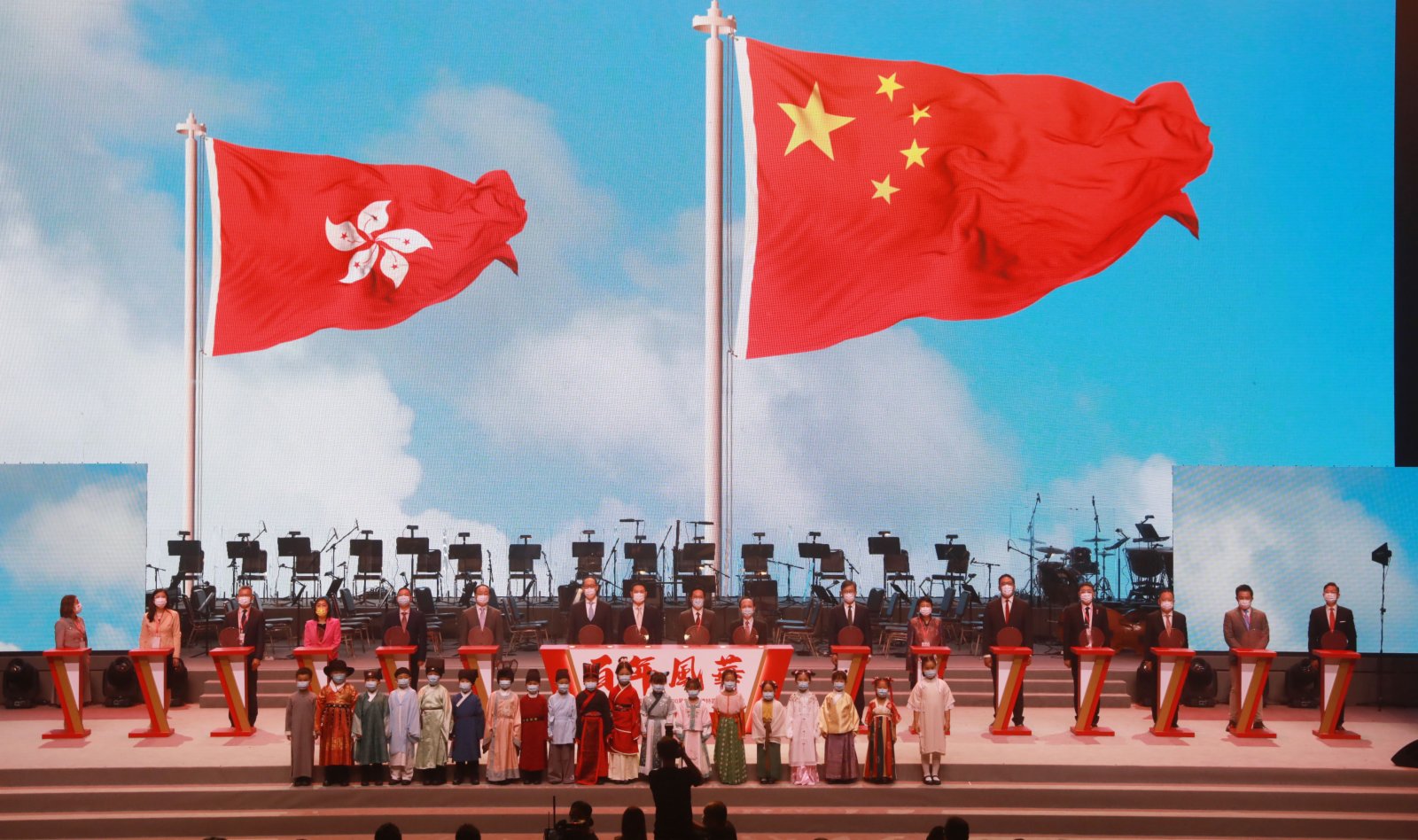 明日（7月1日）是中國共產黨成立100周年和香港回歸祖國24周年的喜慶日子。由香港各界青少年活動委員會及香港各界慶典委員會主辦的「百年風華」香港各界青年慶祝中國共產黨成立100周年暨香港回歸祖國24周年文藝晚會今晚（30日）8時許在香港體育館舉行。來自400多個青年團體的3000多名青年代表一起觀看了演出。（香港文匯報記者攝）