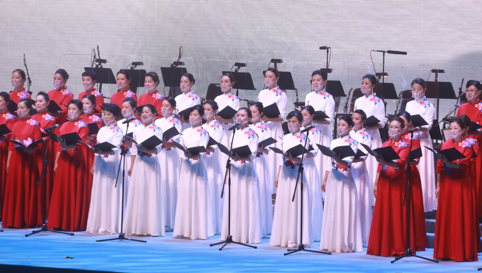 文藝晚會以歌曲、舞蹈、詩歌朗誦等多種藝術手法呈現。（香港文匯報記者攝）