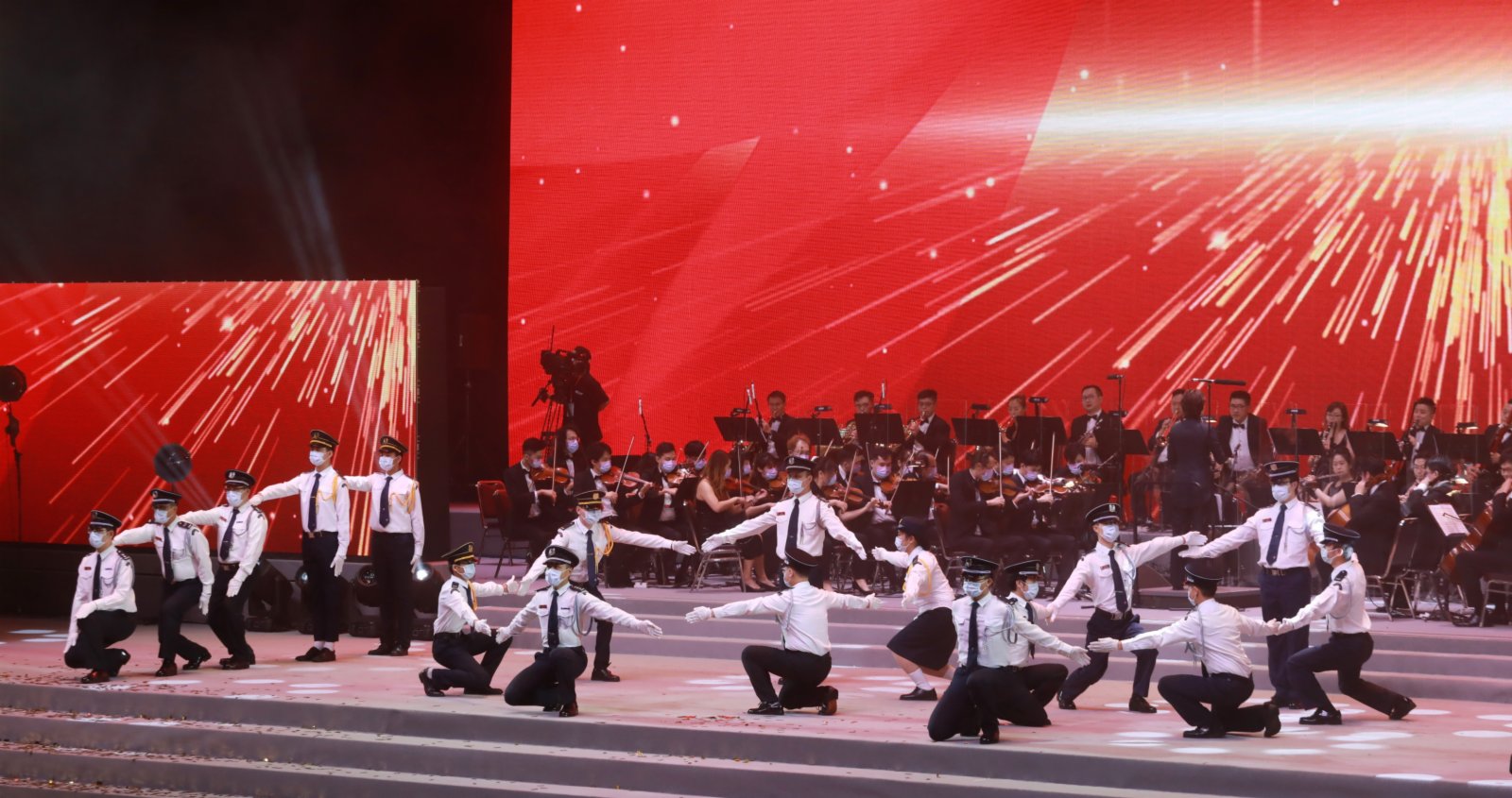 「百年風華」香港各界青年慶祝中國共產黨成立100周年暨香港回歸祖國24周年文藝晚會今晚（30日）在香港體育館舉行。（香港文匯報記者攝）