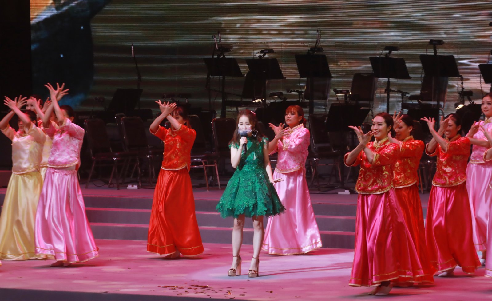 文藝晚會以歌曲、舞蹈、詩歌朗誦等多種藝術手法呈現。（香港文匯報記者攝）