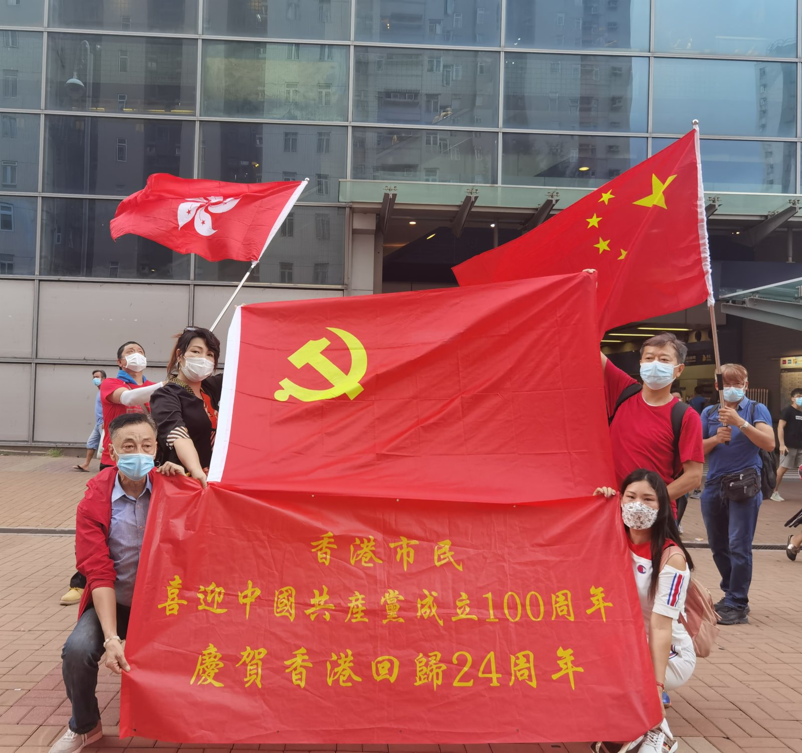 今日（1日）是中國共產黨成立100周年，也是香港回歸祖國24周年，眾多香港市民近兩日在全港十八區主要街道路口，揮舞國旗和香港特別行政區區旗，高唱國歌，表達慶祝。（市民供圖）