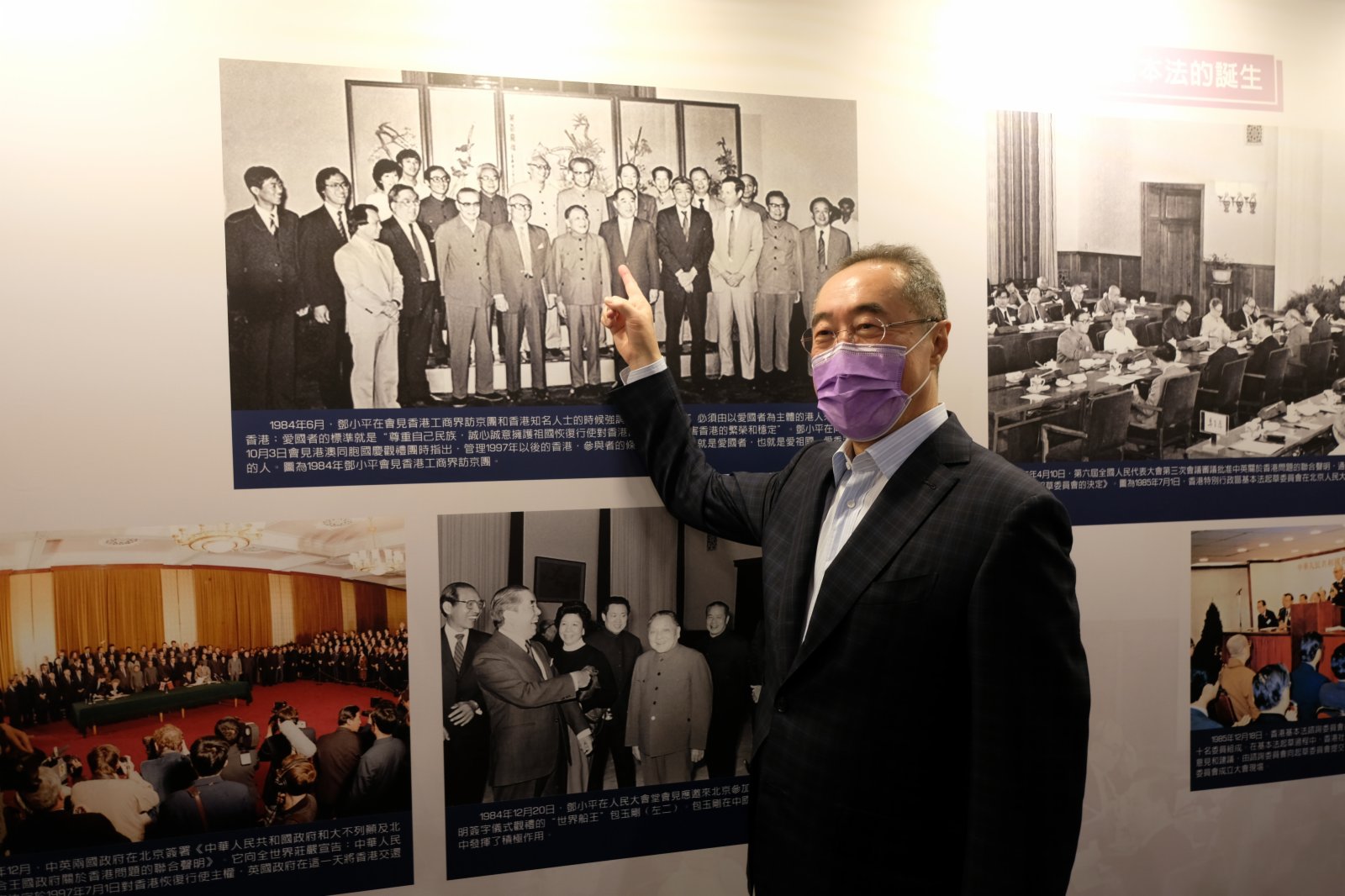 唐英年和父親的照片合影，其父是前全國政協​常委、知名愛國實業家唐翔千。