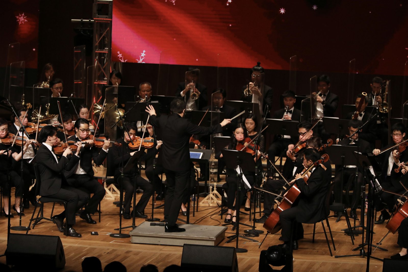 香港樂團演奏《紅旗頌》。