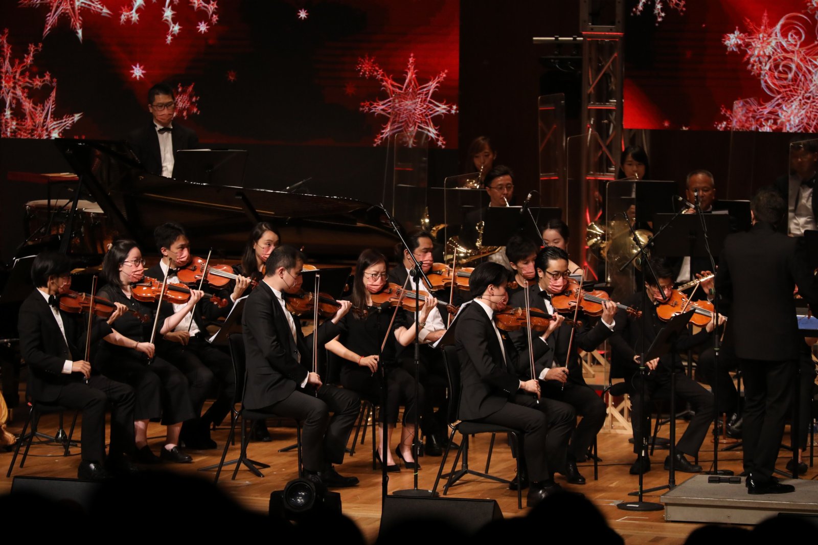 香港樂團演奏《紅旗頌》。