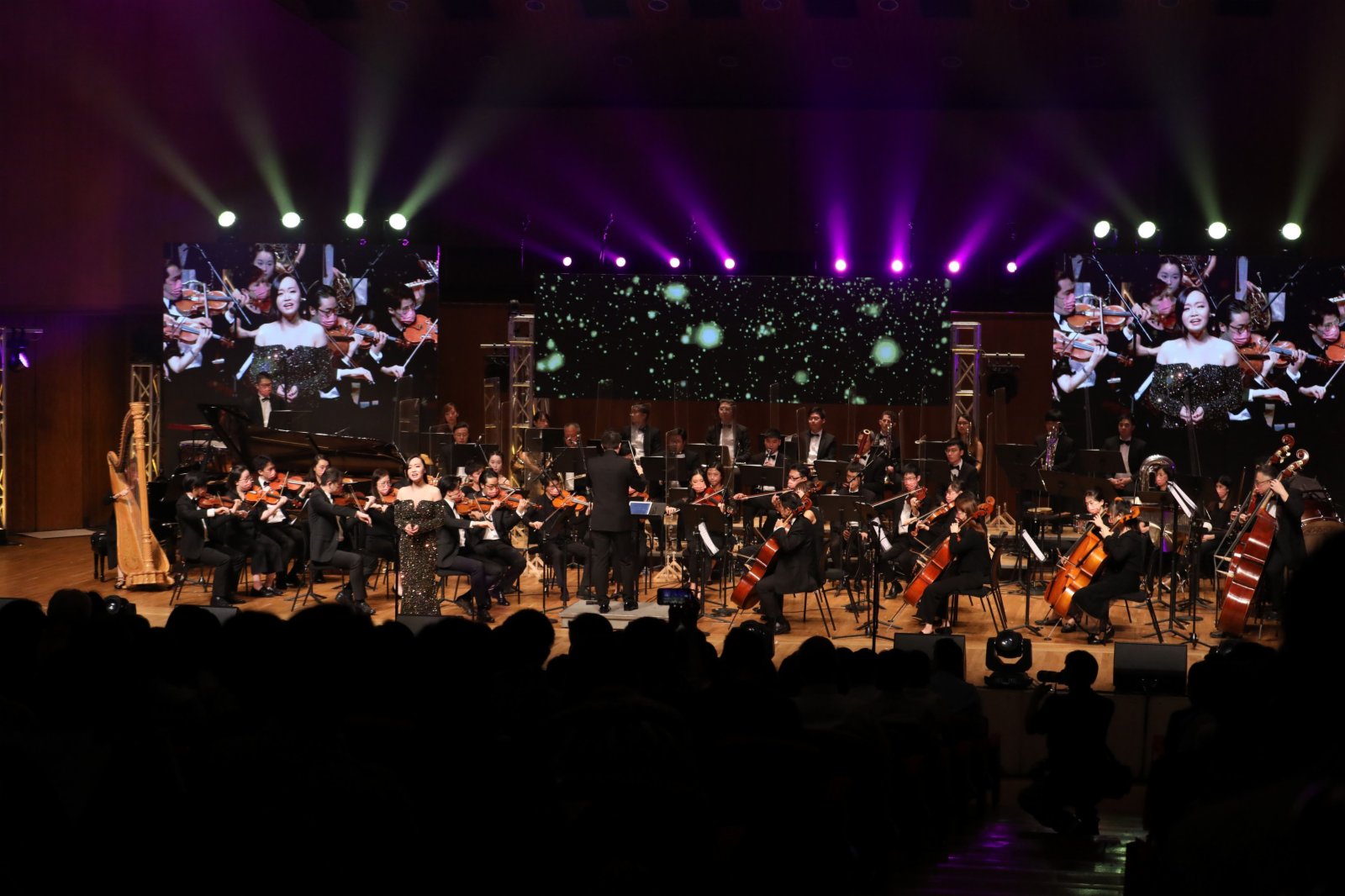 鄺勵齡演唱《哦，親愛的爸爸》。