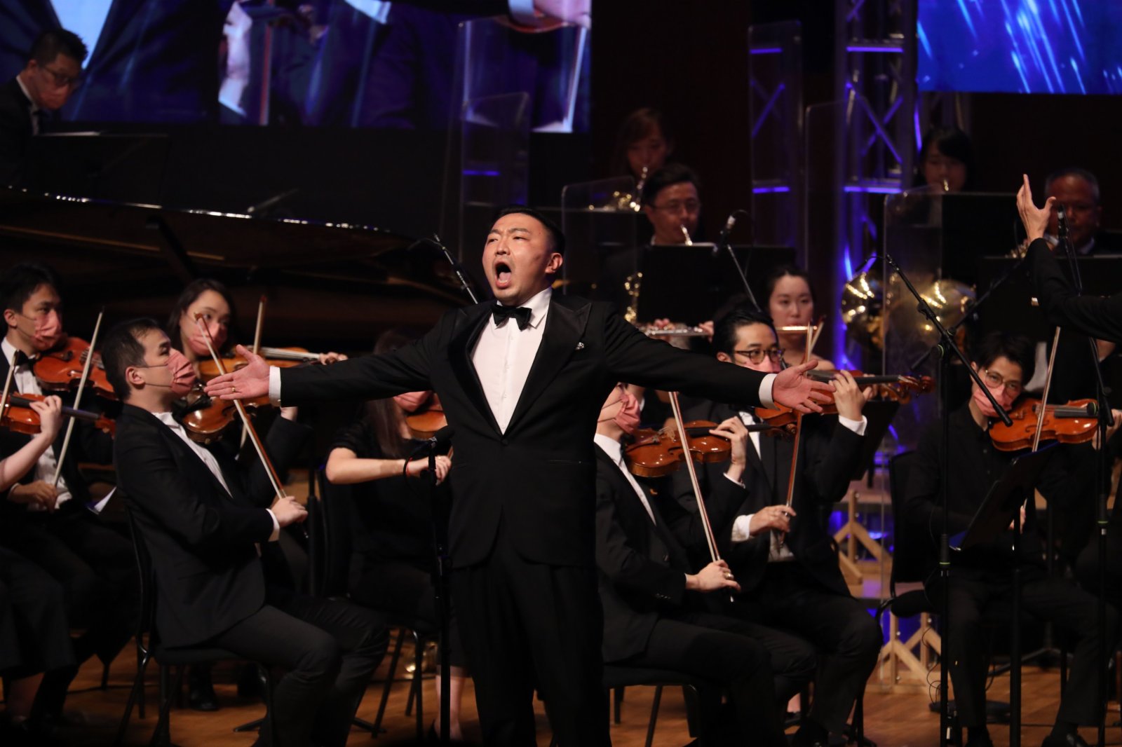 陳晨演唱《今夜無人入睡》。