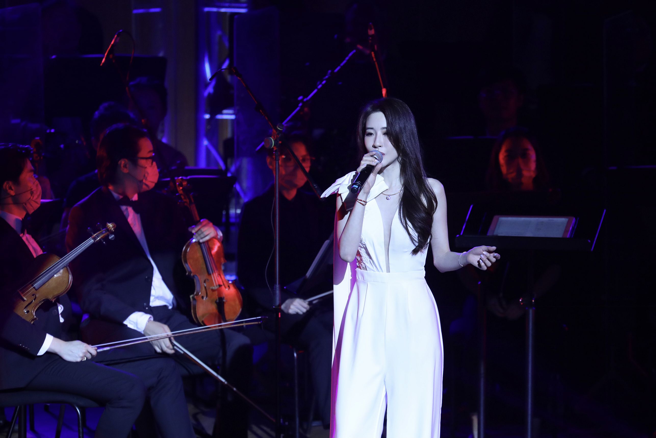 菊梓喬演唱《我和的祖國》、《一輩子守候》。