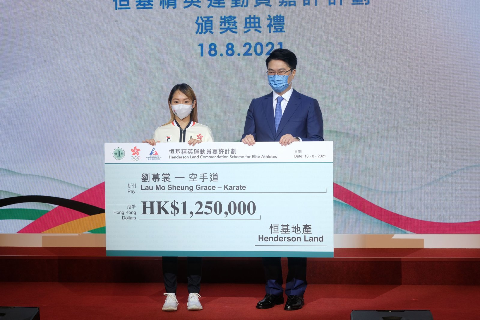 恒基向運動員頒獎。（大公文匯全媒體記者 麥鈞傑 攝）