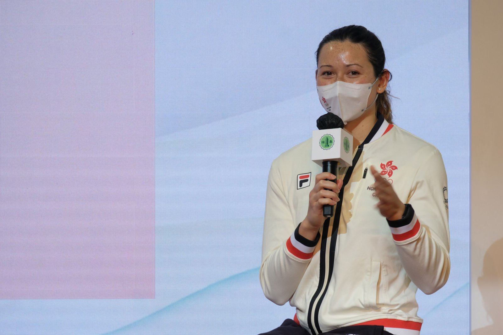 何詩蓓在東京奧運會獲得兩面游泳銀牌。（大公文匯全媒體記者 麥鈞傑 攝）