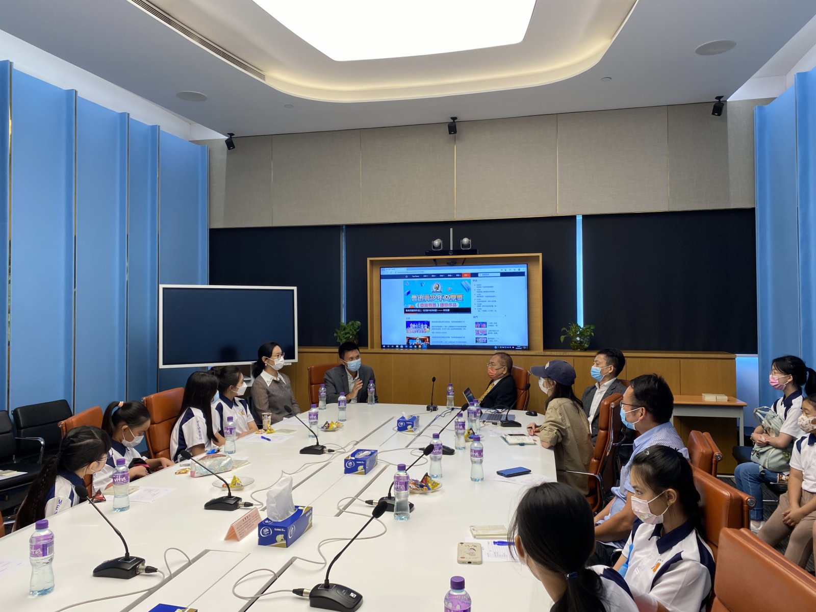 前來參觀的師生與全媒體交流。（大公文匯全媒體記者 攝）