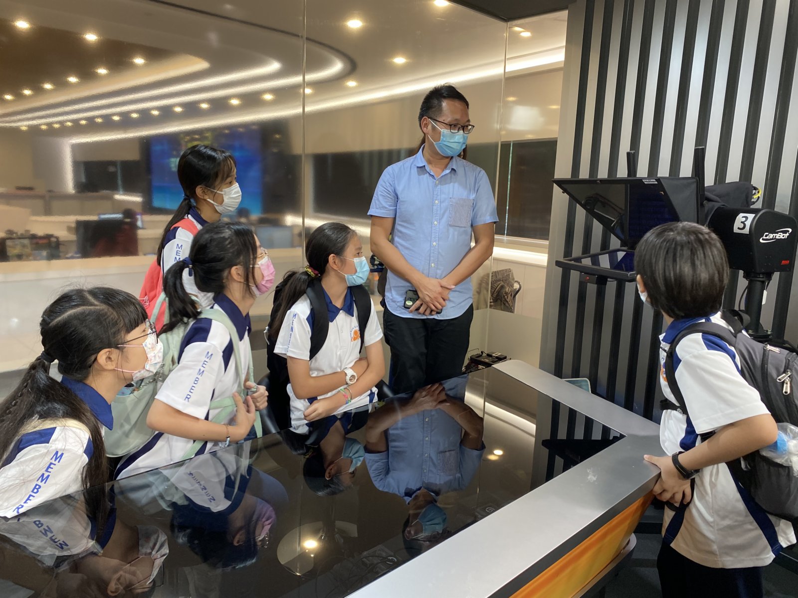 提詞器吸引了參觀同學的目光。（大公文匯全媒體記者 攝）