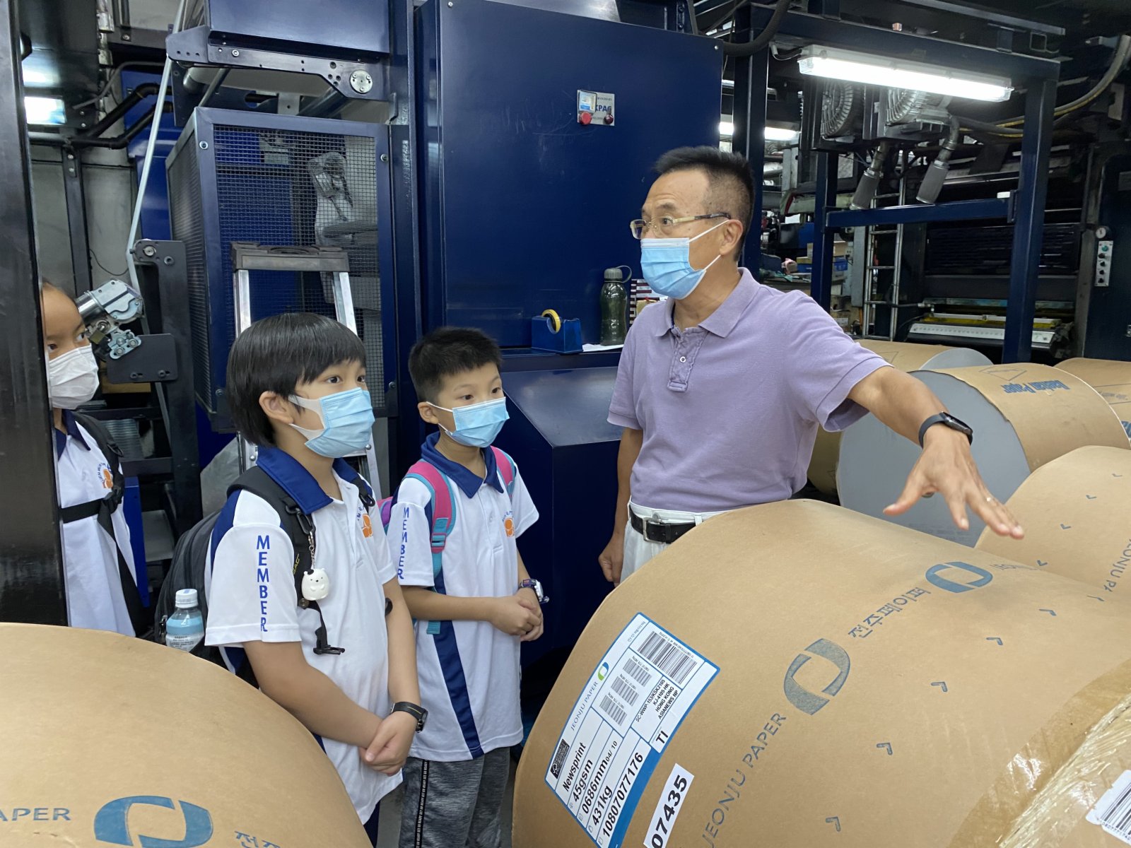 同學們參觀印刷廠。（大公文匯全媒體記者 攝）