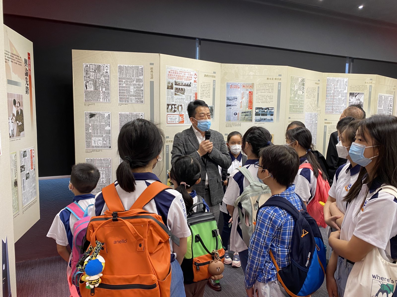 全媒體新聞中心副總編輯帶領同學參觀報史館。（大公文匯全媒體記者 攝）