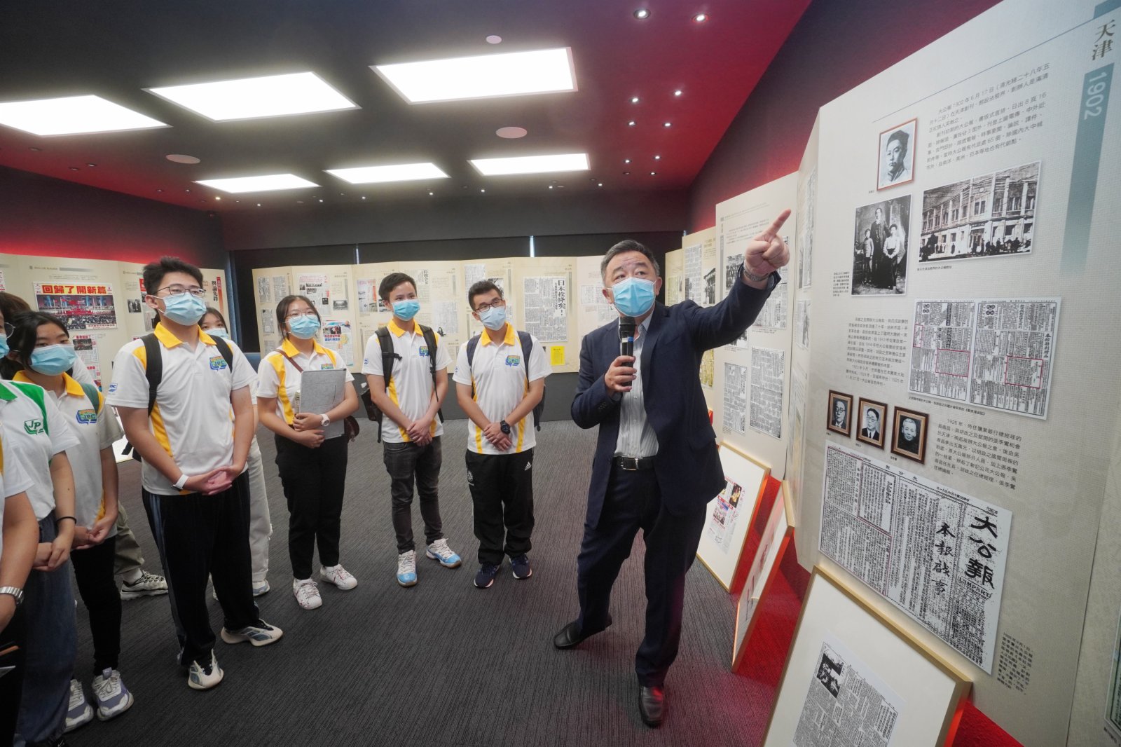 香港大公文匯傳媒集團副董事長姜亞兵親自向同學介紹兩報歷史。(大公文匯全媒體記者 攝) 香港大公文匯傳媒集團副董事長姜亞兵親自向同學介紹兩報歷史。(大公文匯全媒體記者 攝)