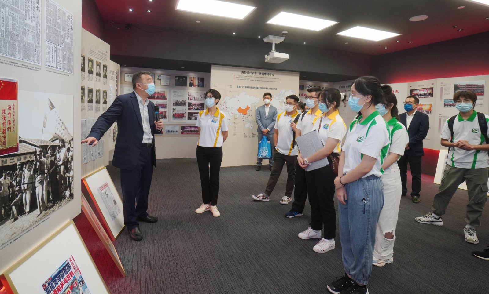 香港大公文匯傳媒集團副董事長姜亞兵親自向同學介紹兩報歷史。(大公文匯全媒體記者 攝) 香港大公文匯傳媒集團副董事長姜亞兵親自向同學介紹兩報歷史。(大公文匯全媒體記者 攝)