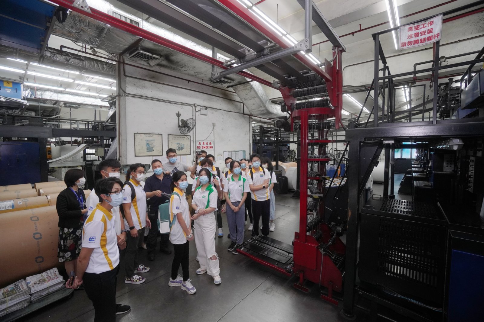 一行參觀印刷廠感到震撼。(大公文匯全媒體記者 攝) 一行參觀印刷廠感到震撼。(大公文匯全媒體記者 攝)