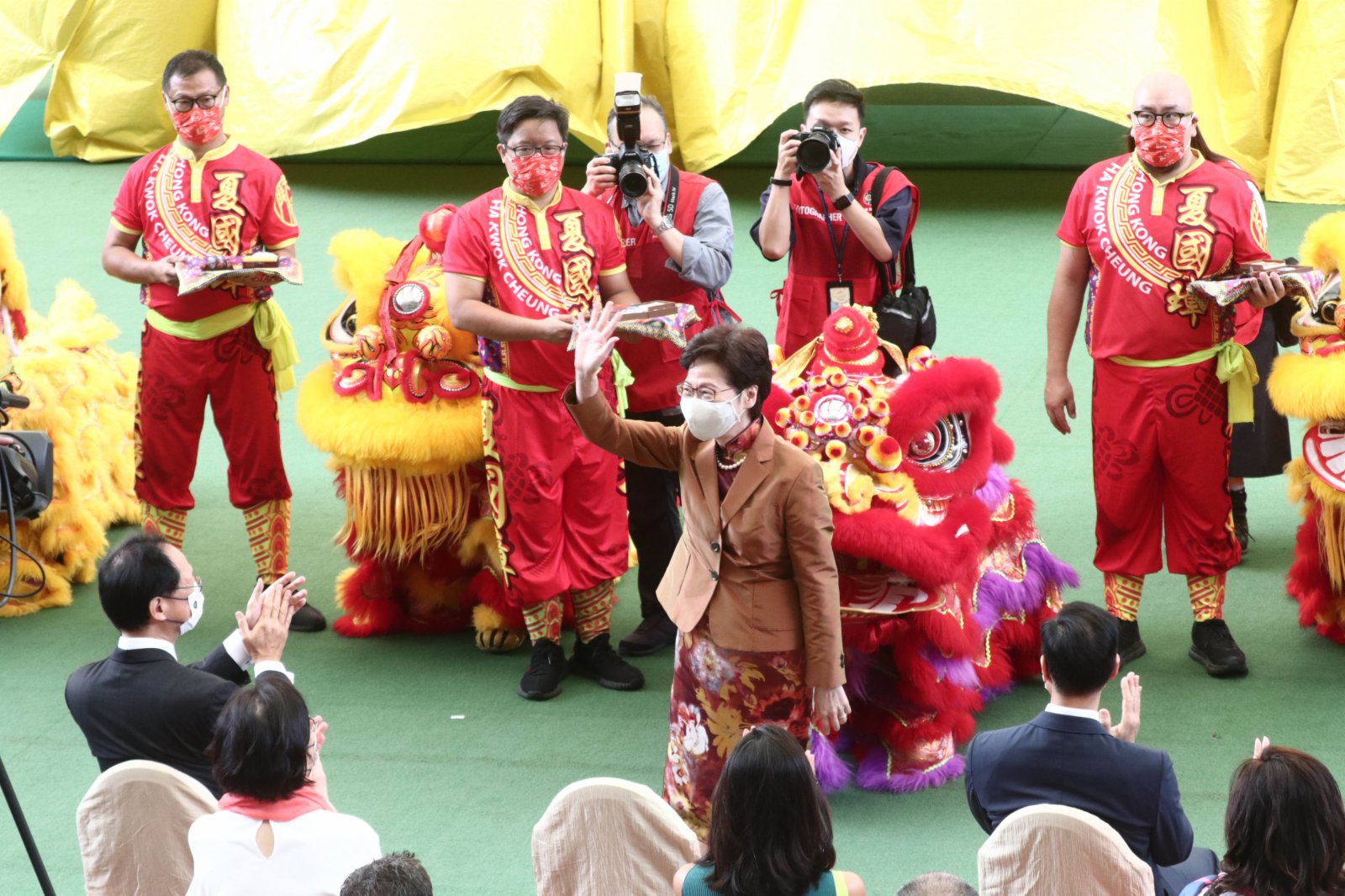 林鄭月娥為醒獅點睛。(大公文匯全媒體記者攝) 林鄭月娥為醒獅點睛。(大公文匯全媒體記者攝)