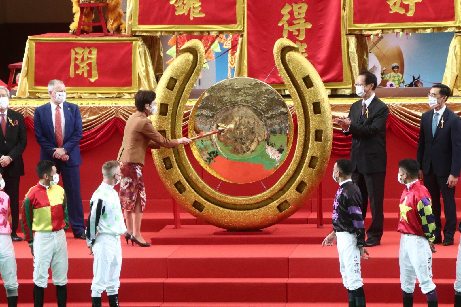 林鄭月娥為新馬季敲鑼。(大公文匯全媒體記者攝) 林鄭月娥為新馬季敲鑼。(大公文匯全媒體記者攝)