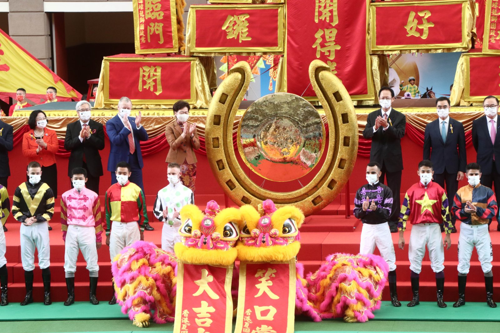 林鄭月娥主持新馬季開鑼禮。(大公文匯全媒體記者攝) 林鄭月娥主持新馬季開鑼禮。(大公文匯全媒體記者攝)
