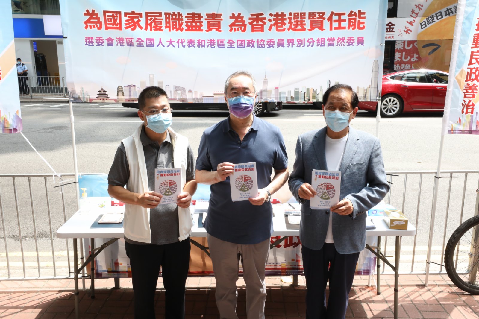唐英年(中)等人宣傳政綱。(大公文匯全媒體記者萬霜靈攝) 唐英年(中)等人宣傳政綱。(大公文匯全媒體記者萬霜靈攝)