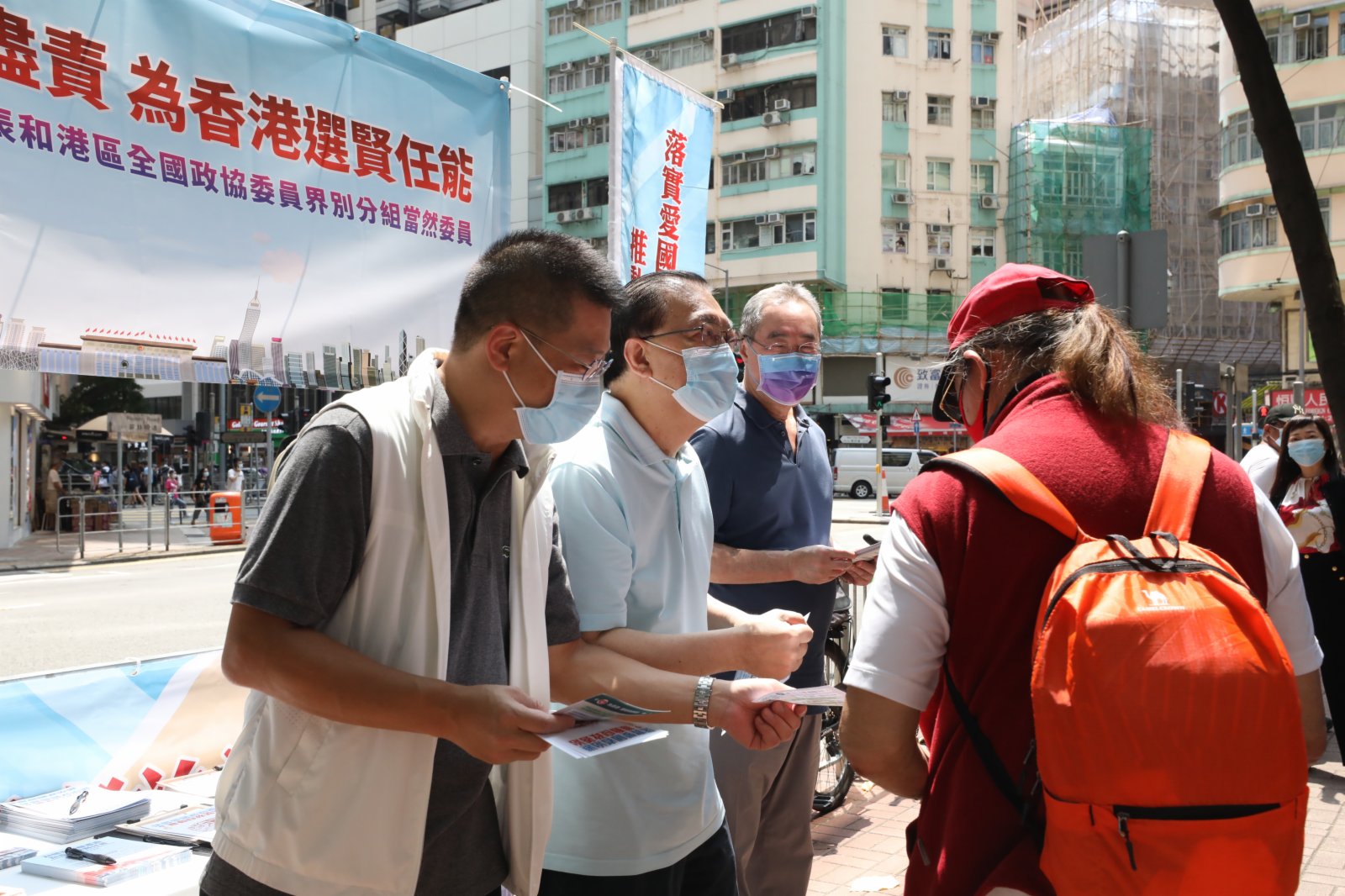譚耀宗(左二)落區向市民宣傳「愛國者治港」。(大公文匯全媒體記者萬霜靈攝) 譚耀宗(左二)落區向市民宣傳「愛國者治港」。(大公文匯全媒體記者萬霜靈攝)