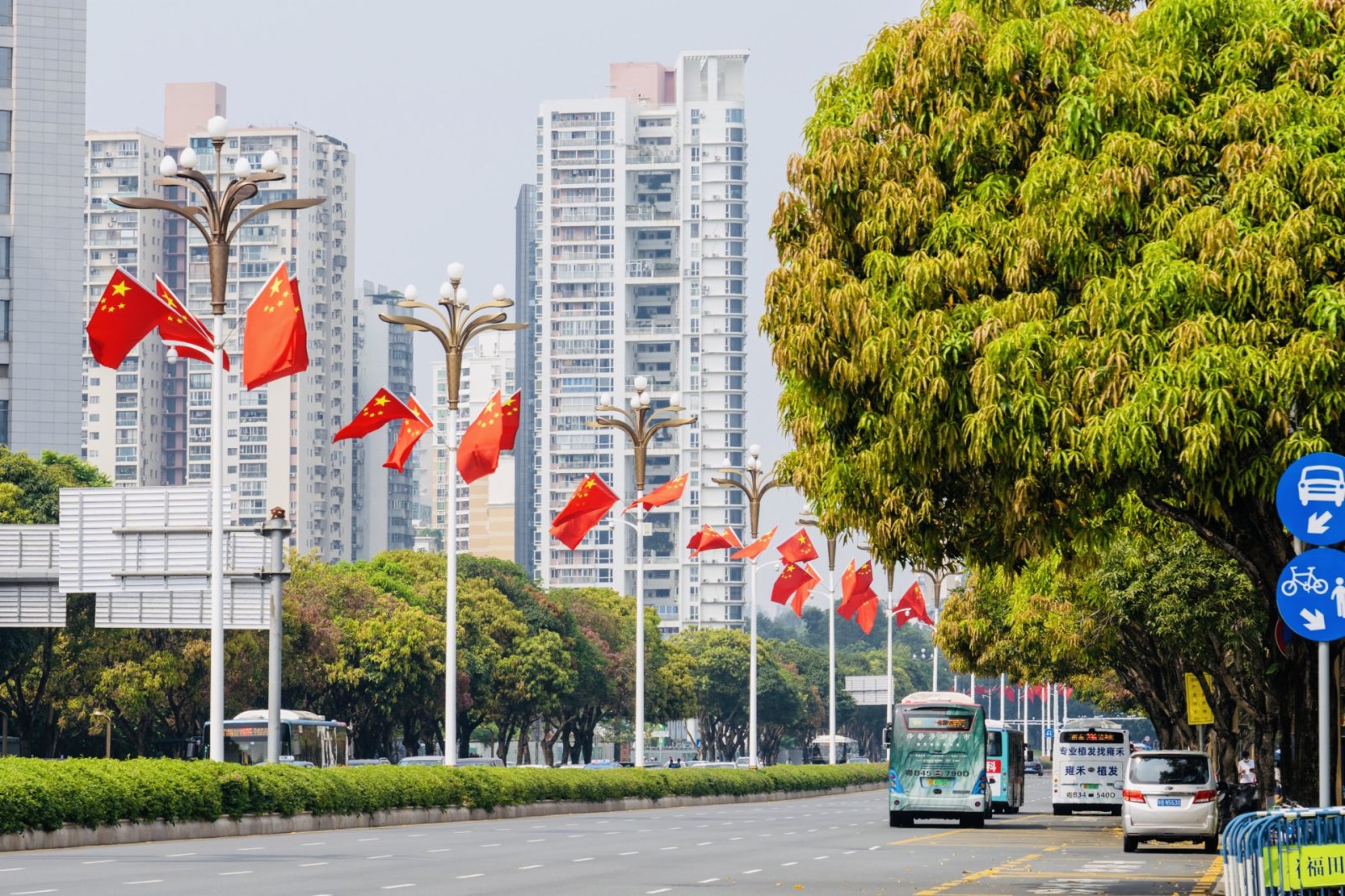 深南大道國旗飄揚 郭若溪攝
