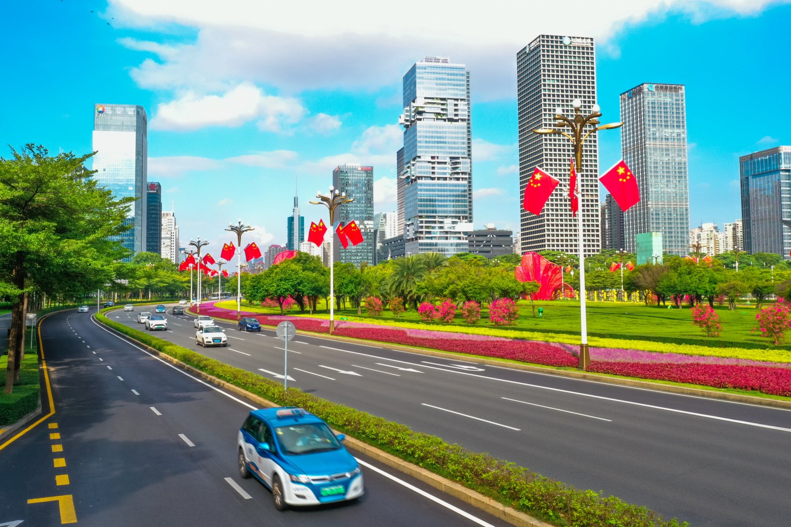 深南大道國旗飄揚 郭若溪攝