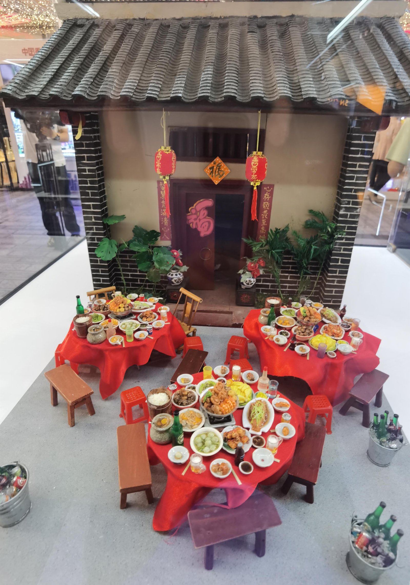 「圍村盆菜宴」是香港新界數百年來的傳統宴席。（記者姚進攝）