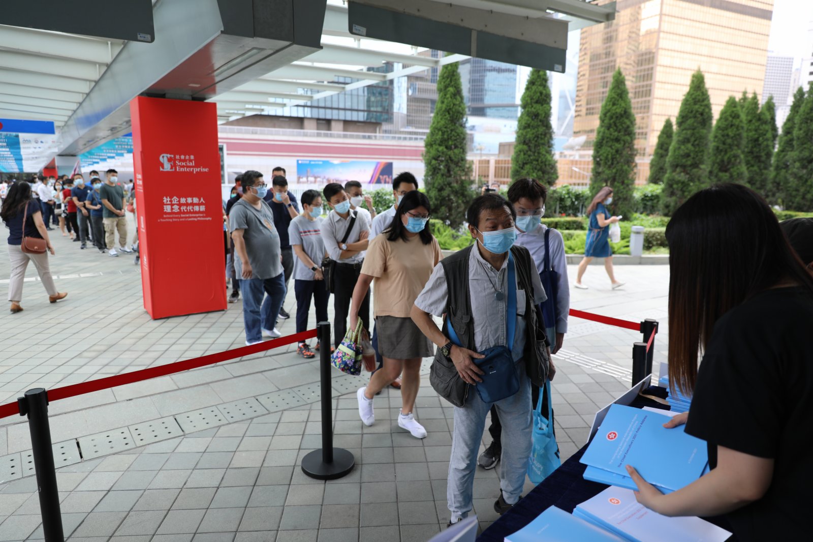 市民排隊領取施政報告。(大公文匯全媒體記者李斯哲攝) 市民排隊領取施政報告。(大公文匯全媒體記者李斯哲攝)