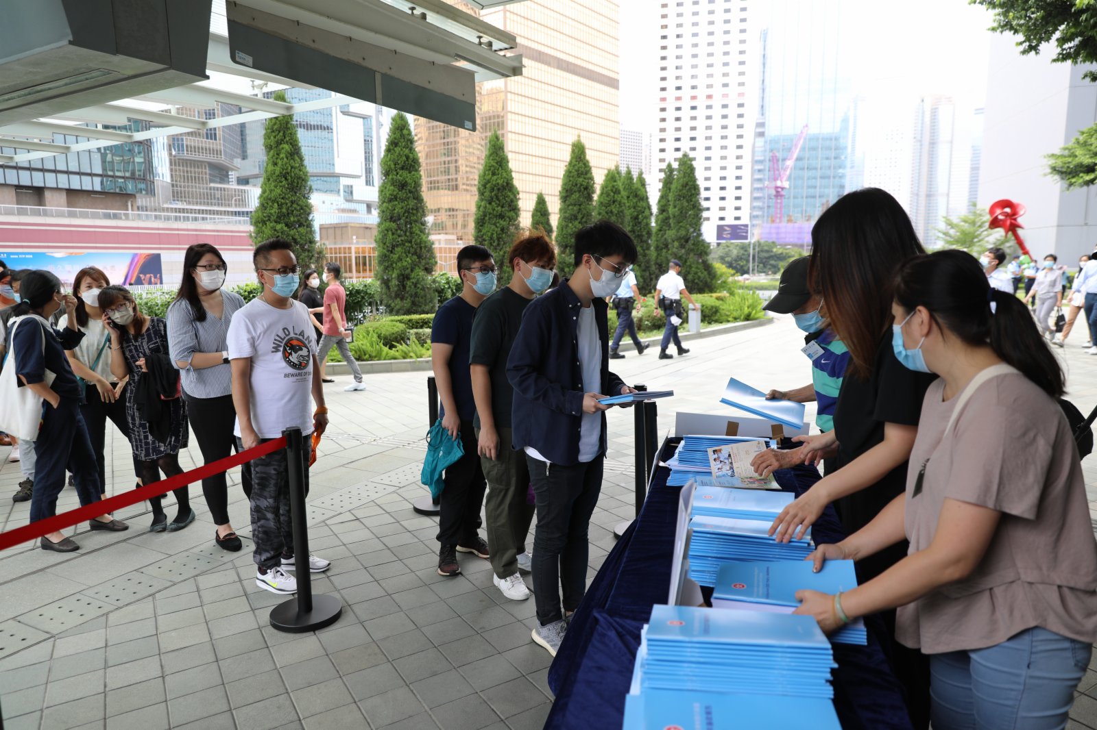 市民排隊領取施政報告。(大公文匯全媒體記者李斯哲攝) 市民排隊領取施政報告。(大公文匯全媒體記者李斯哲攝)