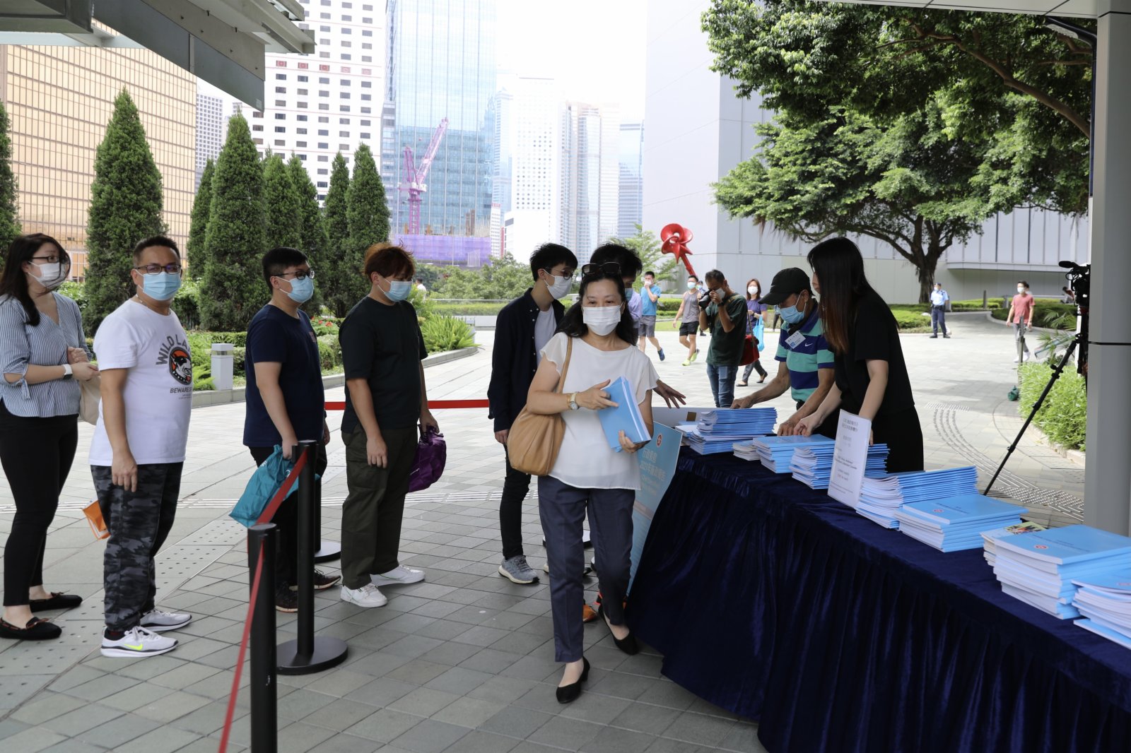 市民可排隊領取《施政報告》連同《施政報告附篇》。(大公文匯全媒體記者李斯哲攝) 市民可排隊領取《施政報告》連同《施政報告附篇》。(大公文匯全媒體記者李斯哲攝)