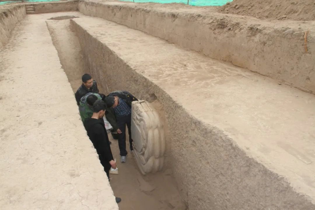 北碑「三絕」《豆盧恩碑》碑首出土現場。(受訪者供圖) 北碑「三絕」《豆盧恩碑》碑首出土現場。(受訪者供圖)